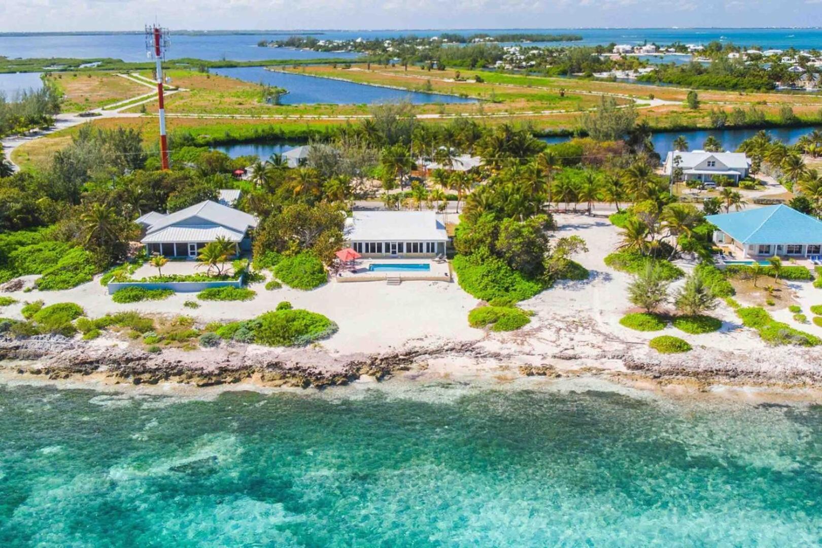 Thatch Hill - Renovated Beach House With Pool, Short Walk To The Rum Point Club Driftwood Village المظهر الخارجي الصورة